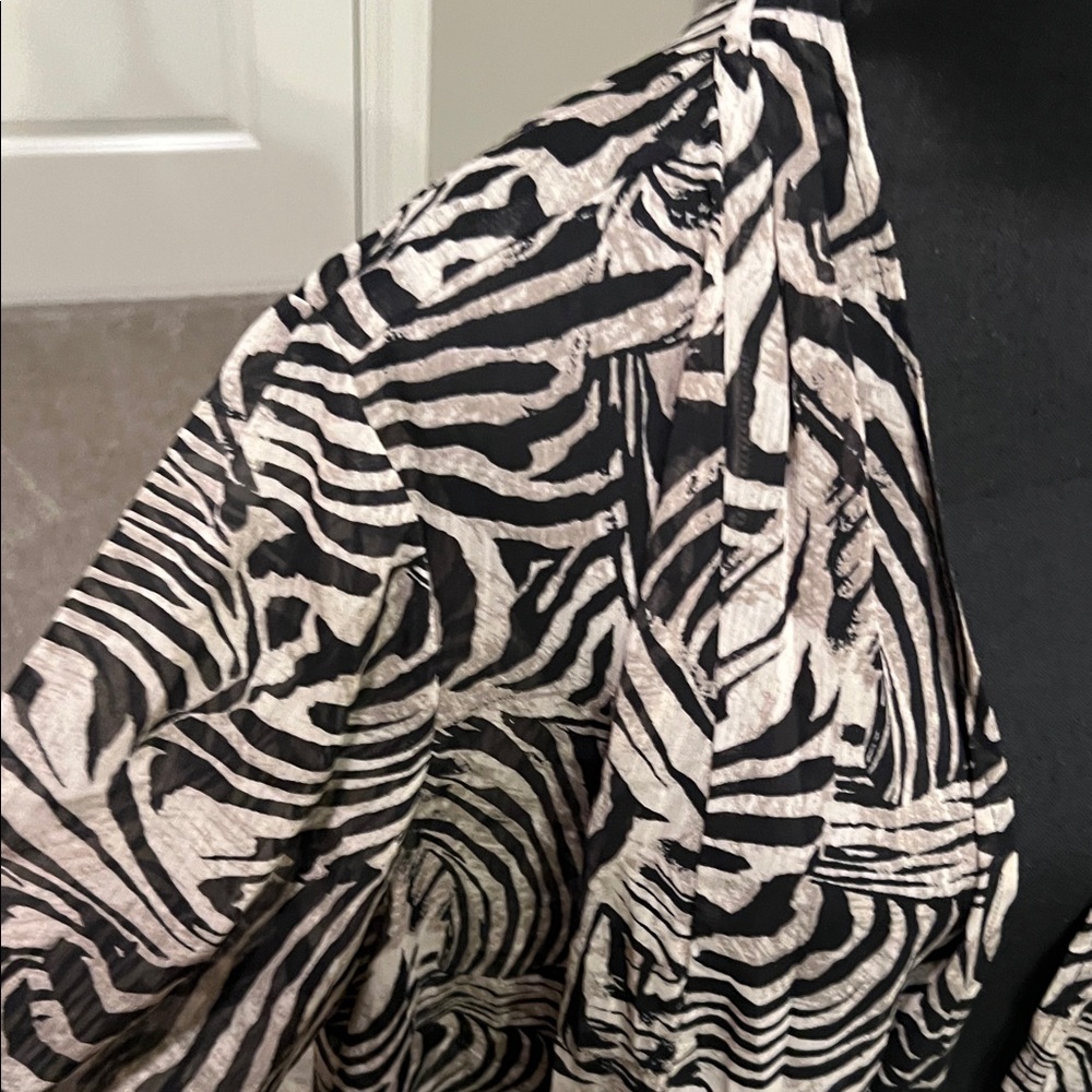 🐝JM Collection Black and White Zebra Kimono - Picture 5 of 9